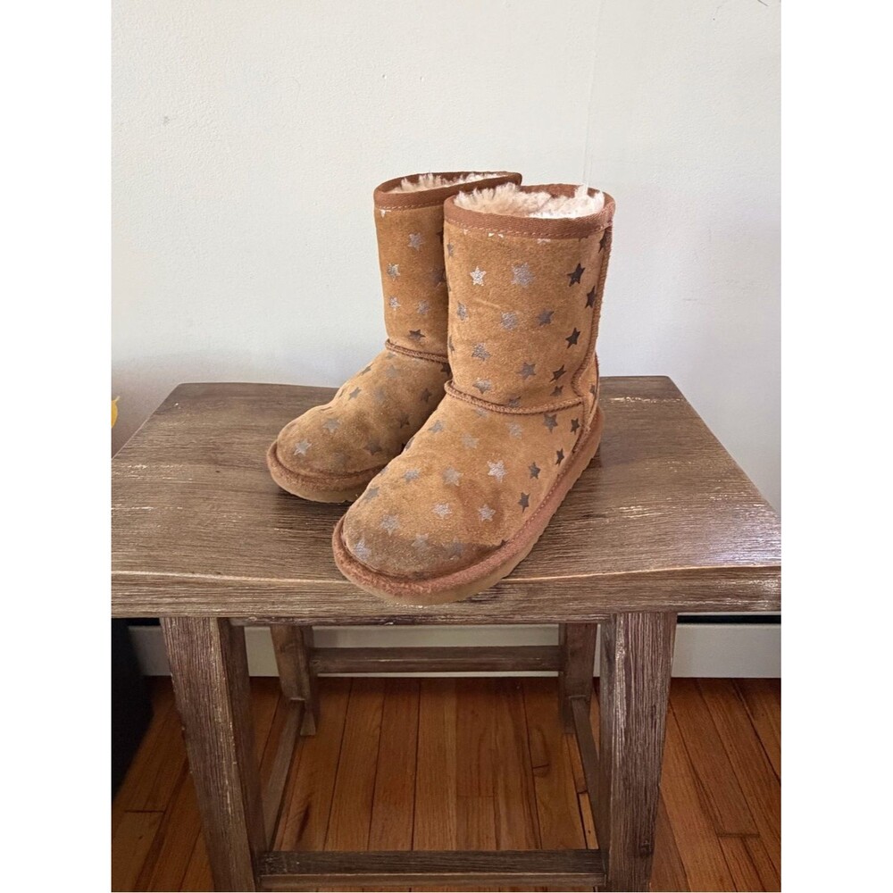 UGG Kids Tan Star-Print Shearling Boots size 1.